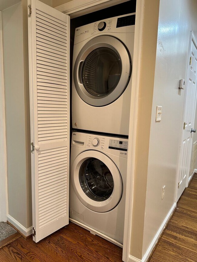 Building Photo - 1913 Rosedale St NE