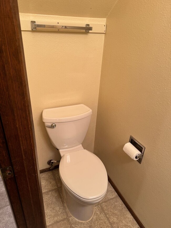 Building Photo - Updated 2 bedroom 1 1/2 bath duplex in Springfield!  MOVE IN SPECIAL!