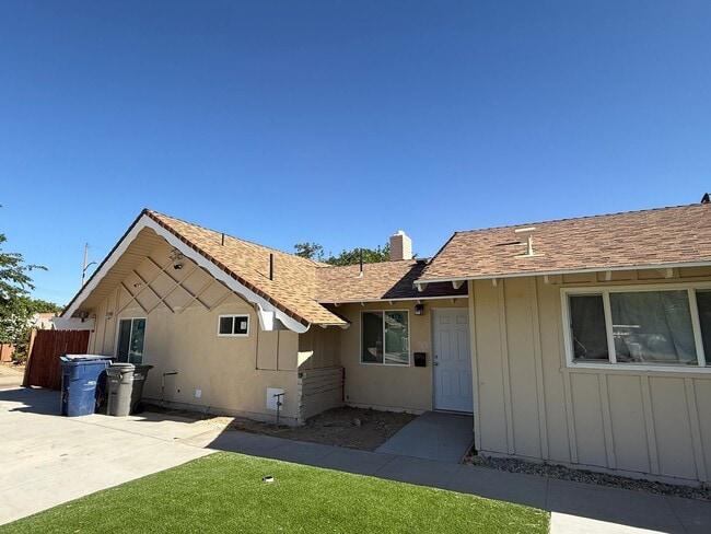 Building Photo - 1105 E Ave J 4