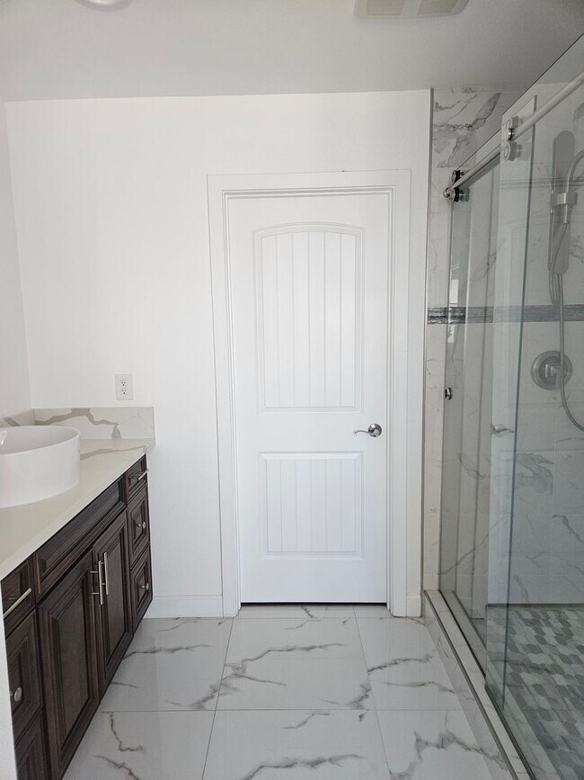 Building Photo - STUNNING CUSTOM APPLE VALLEY HOME