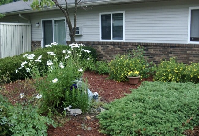 Building Photo - 839 S Clinton St