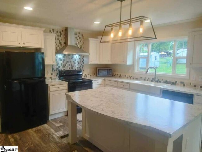 Building Photo - 5 Charles St