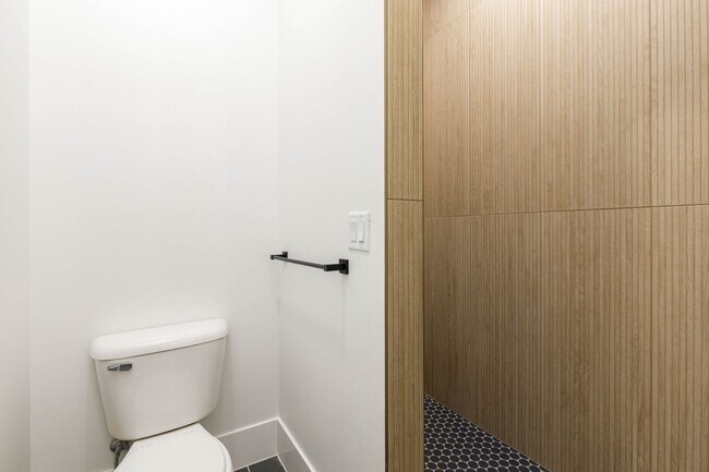 Building Photo - 6 bedroom with RV Garage and Hot Tub