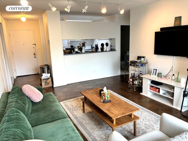 Building Photo - 275 W 96th St