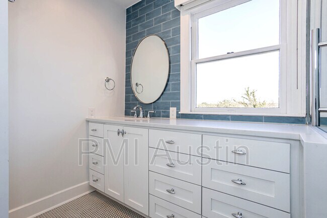 Building Photo - 2003 Newning Ave