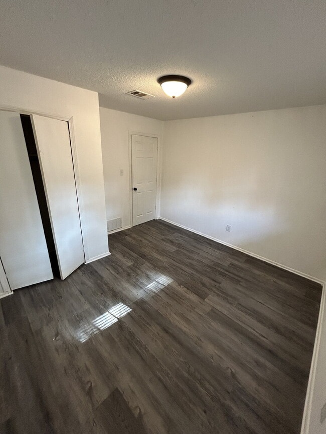 Building Photo - 3311 Kingsbury St