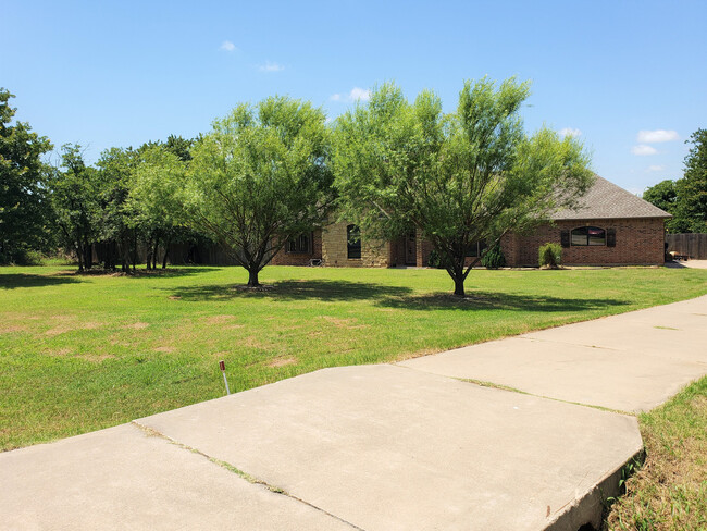 Building Photo - 8113 Dripping Springs Ln