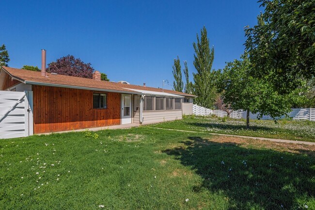 Building Photo - 718 Brassie Dr