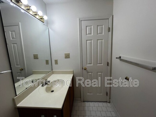 Building Photo - 1051-4 Ancestry Dr.