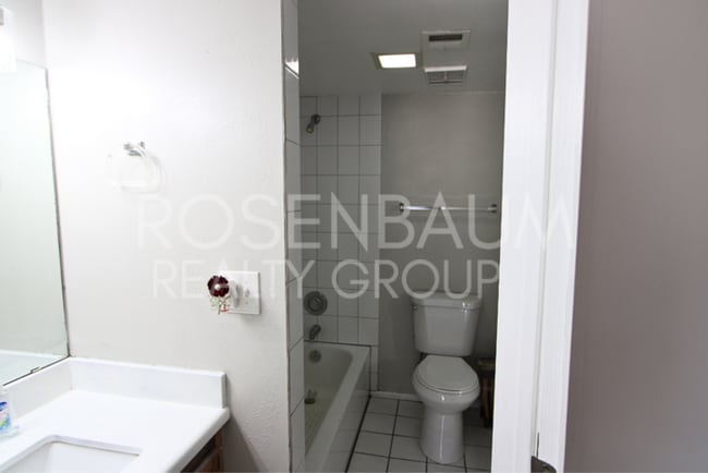 Building Photo - Cute and cozy 2-beds, 2-baths upstairs con...