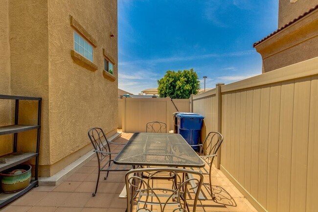 Building Photo - 1367 S Country Club Dr