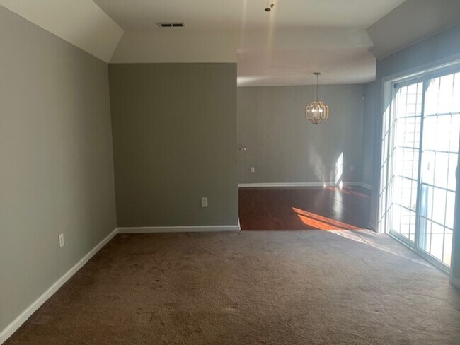 Building Photo - 8 Grosbeak Ln