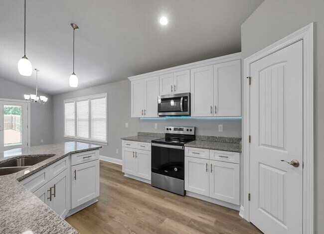 Building Photo - Stunning Rental in Navarre!