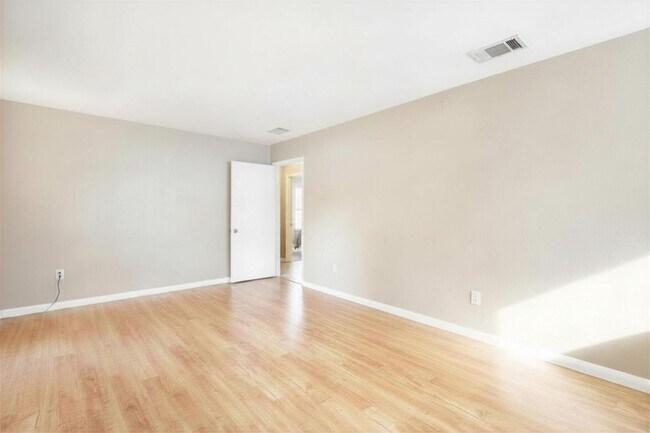 Building Photo - 507 Bellevue Pl