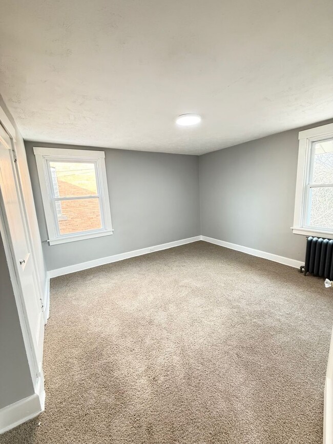 Building Photo - Upated 2 Bedroom 1 Bathroom in Beechview w...