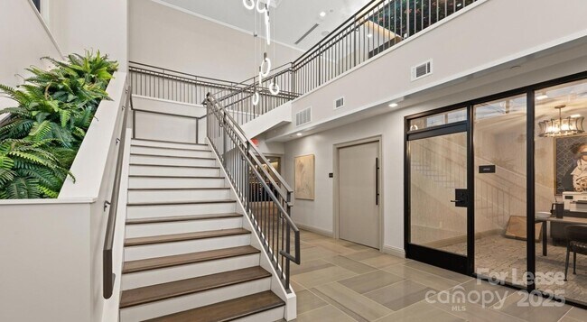 Building Photo - 515 Royal Ct