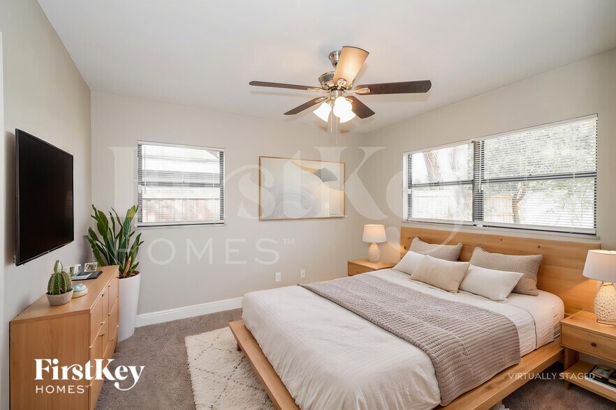 Building Photo - 8020 N Ola Ave