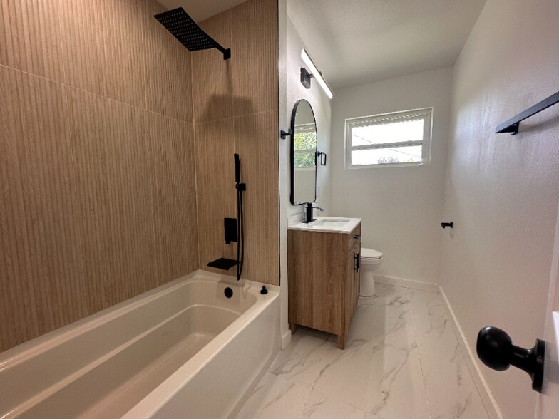 Building Photo - 11380 Lanewood Cir