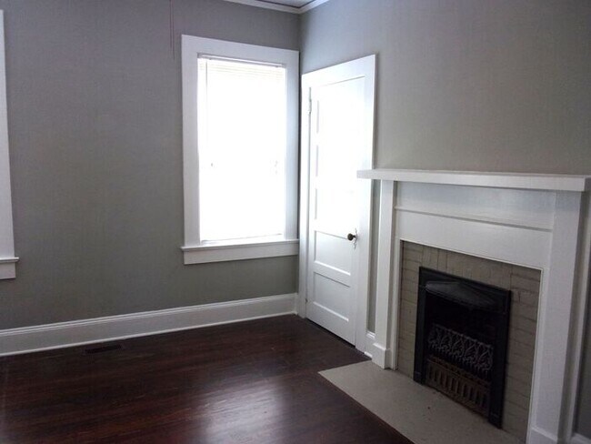 Building Photo - 4 Bedroom 2 Bath Home Blocks to Downtown Rock Hill