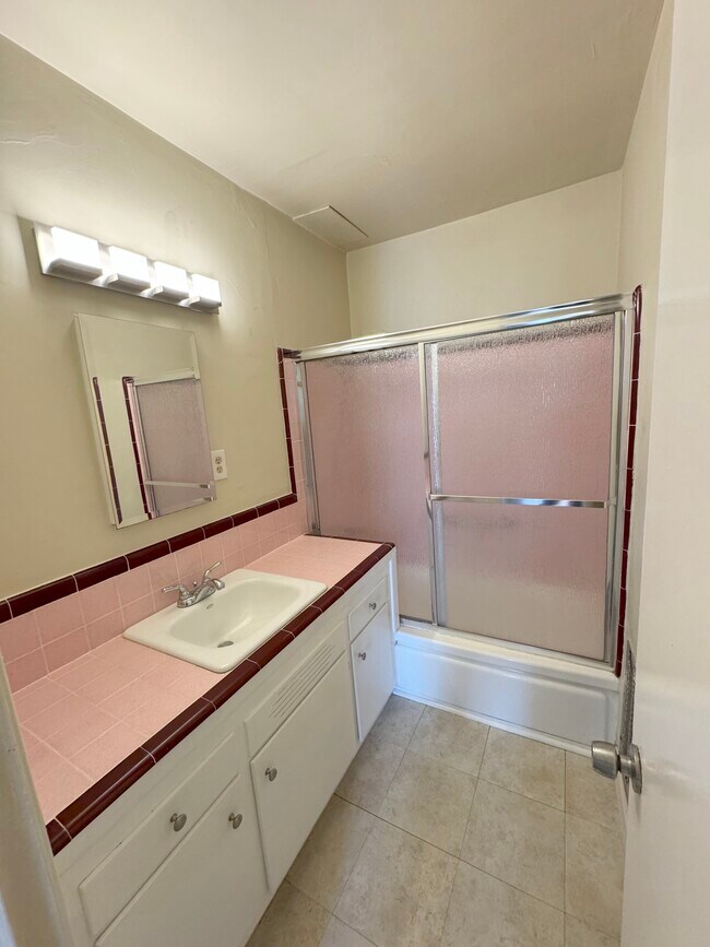 hall bath - 556 Kings N Rd
