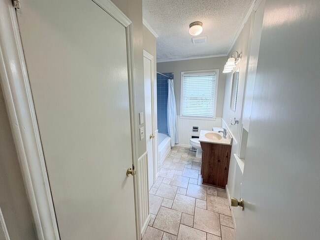 Building Photo - 207 Holly Ave