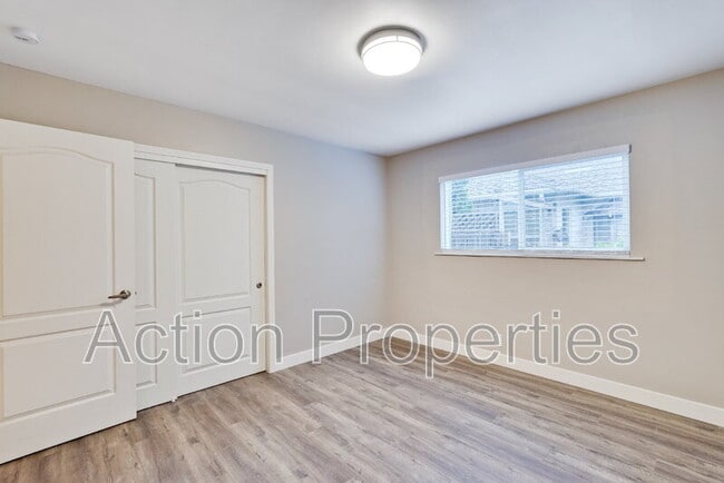 Building Photo - 681 S 13th St