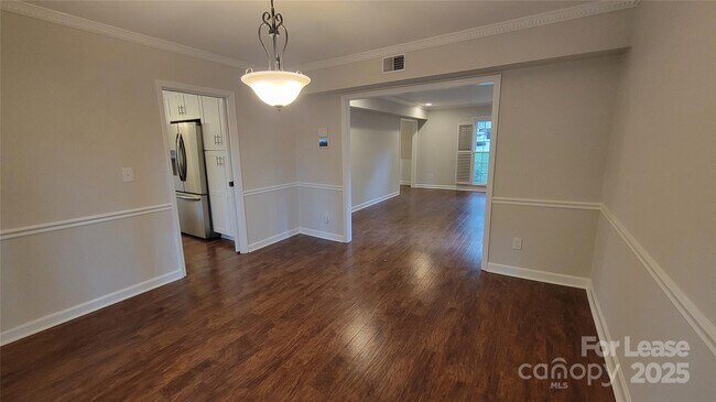 Building Photo - 9424 Whitethorn Dr