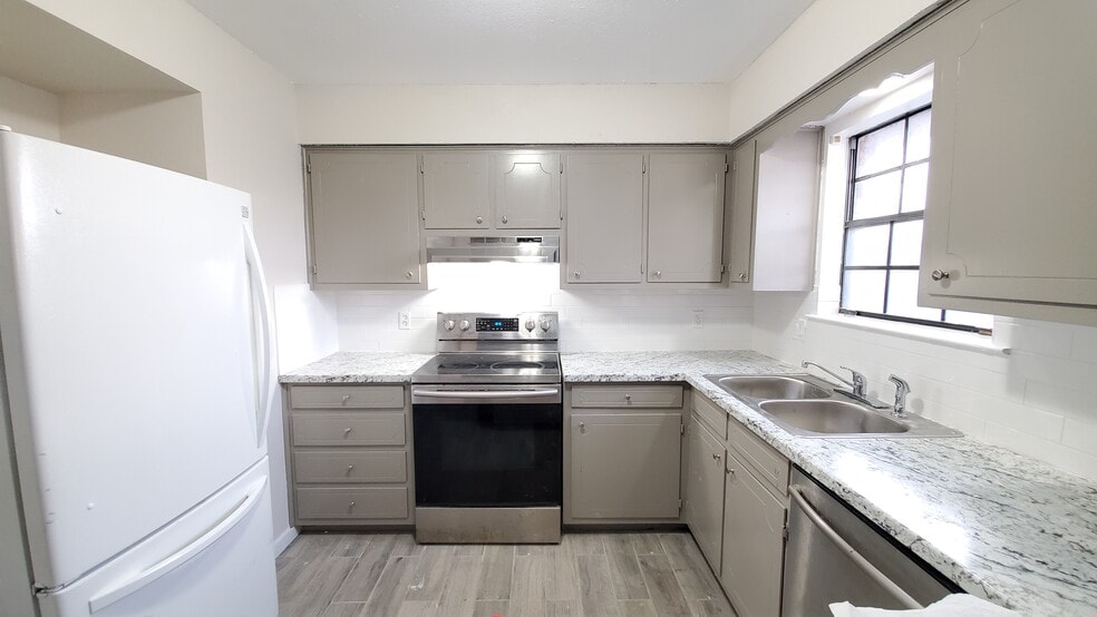 Building Photo - 2042 Magill St