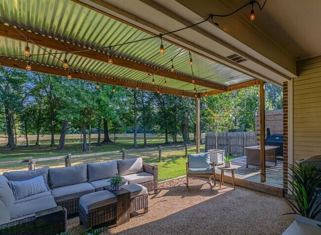 Building Photo - Welcome to Serenity at its finest!!
