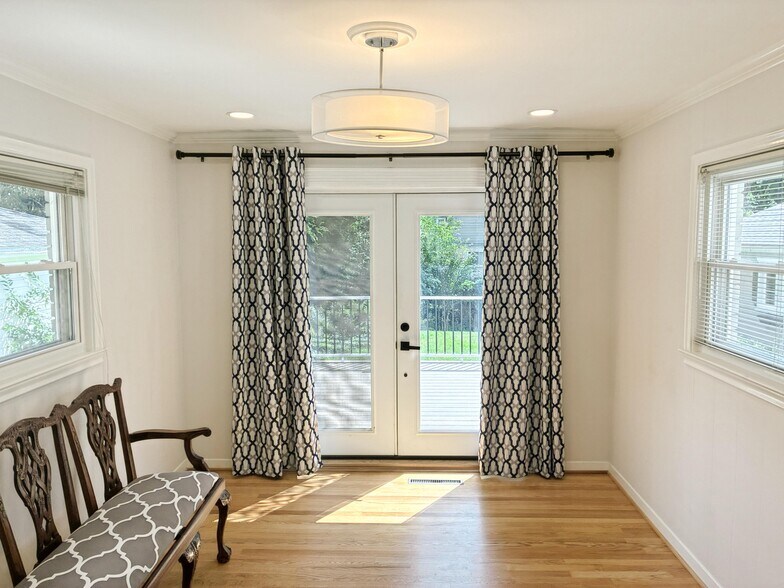 Building Photo - 906 Putney St