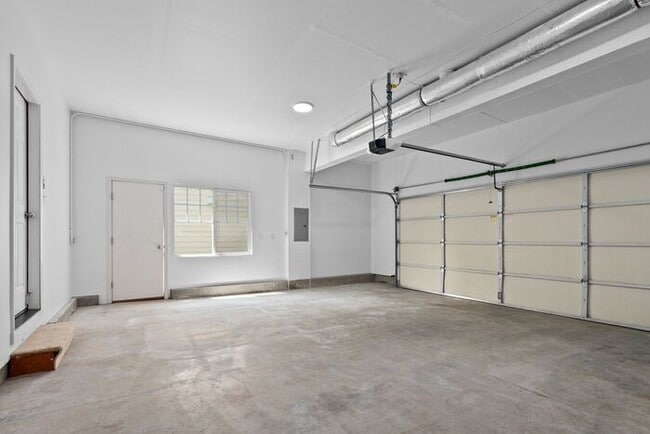 Building Photo - Immaculate Redmond Ridge Air-Conditioned B...