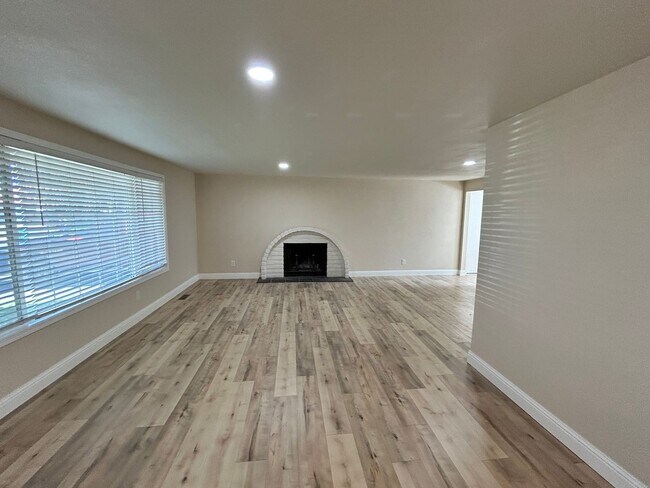 Building Photo - Newly Renovated 3 Bedroom, 2 Bath Home in ...