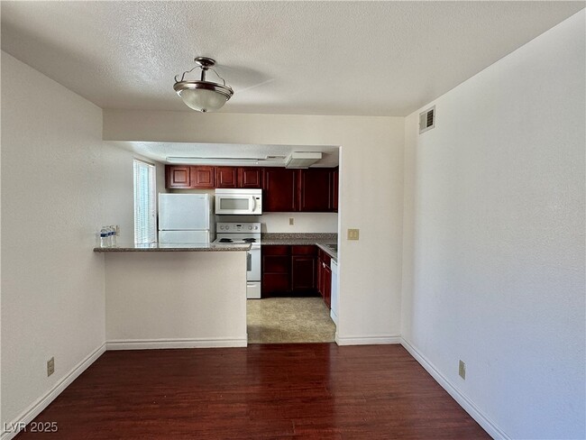 Building Photo - 5422 River Glen Dr