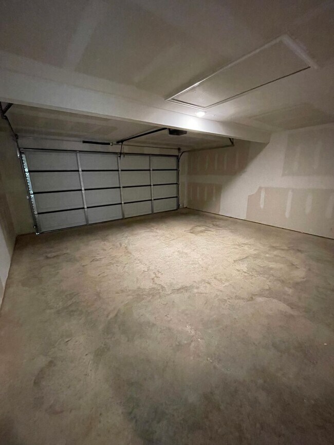 Building Photo - 3 Bedroom, 2 Bathroom Home