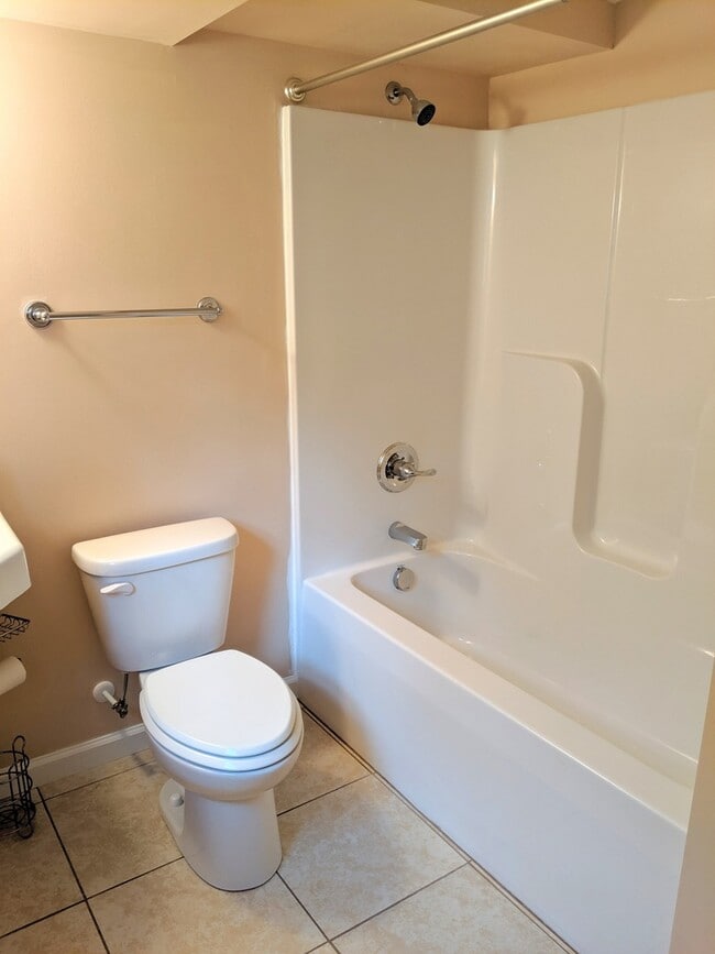 Building Photo - Montreat Ground Level Apartment!