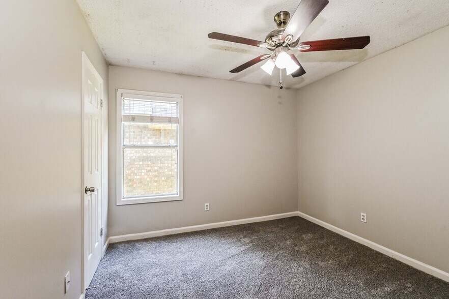 Building Photo - 4864 Barkshire Dr