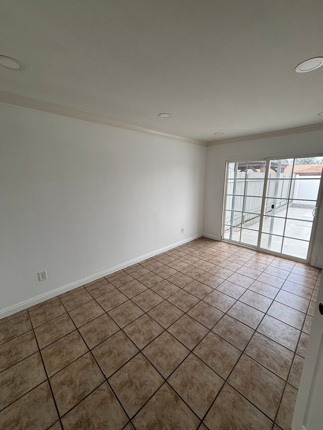 Building Photo - 2 bedrooms 1 bath duplex in Chula Vista.