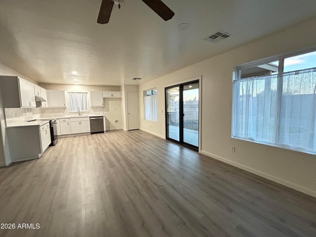 Building Photo - 10542 W Alvarado Rd