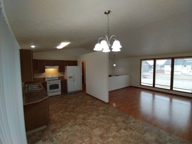 Building Photo - $2,100 / 4br - 1969ft2 - ?? Newman Lake 4B...