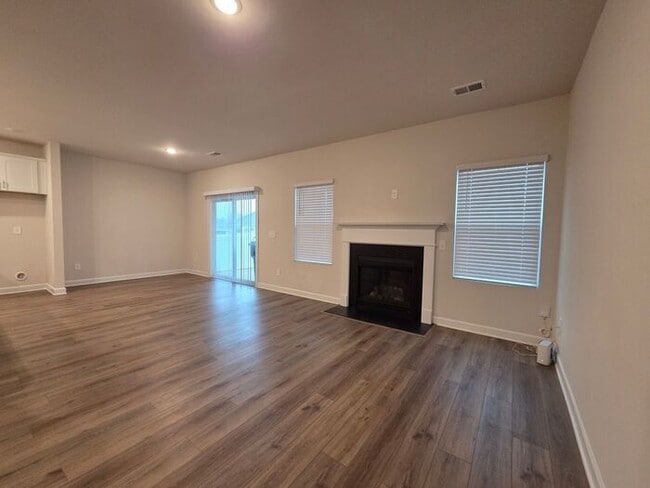 Building Photo - Beautiful and spacious! Ready for move in!