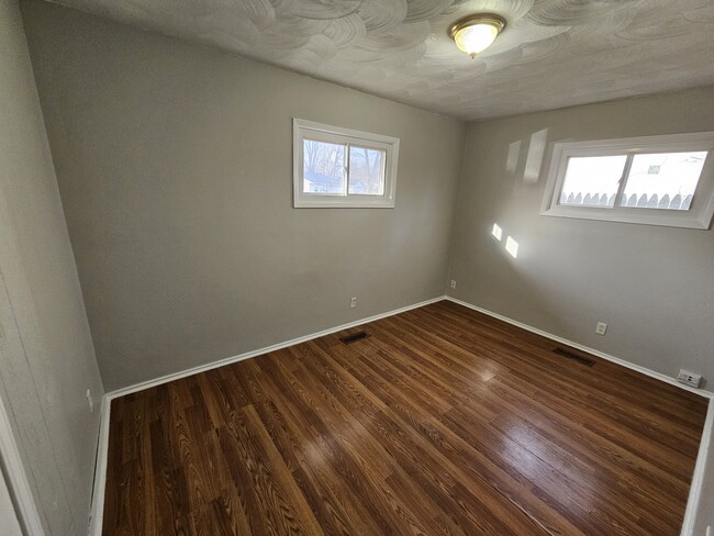 Building Photo - 3 bedroom ranch house FOR RENT