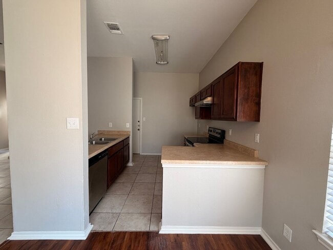 Building Photo - OPEN 3 BR W/ MASTER DOWN*STAINLESS STEEL A...