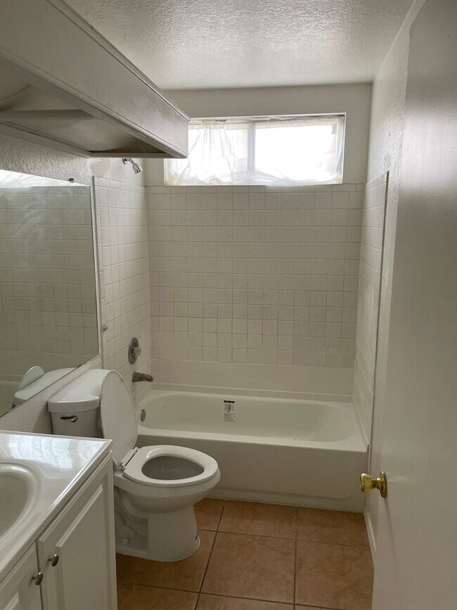 Building Photo - Charming 3 bed 2 bath single level home with RV Gate