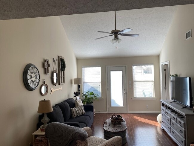 Building Photo - 911 Dahlia Dr