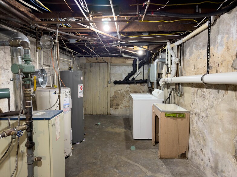 Building Photo - 216 W Main St