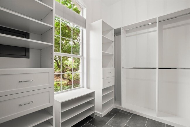 Building Photo - 601 Scenic Path