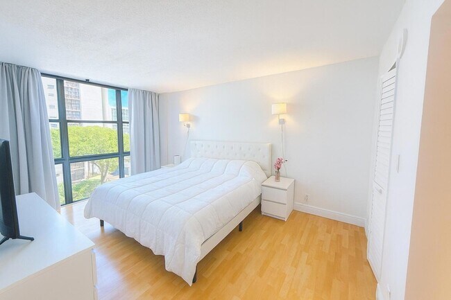 Building Photo - 16909 N Bay Rd