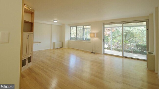 Building Photo - 10201 Grosvenor Pl