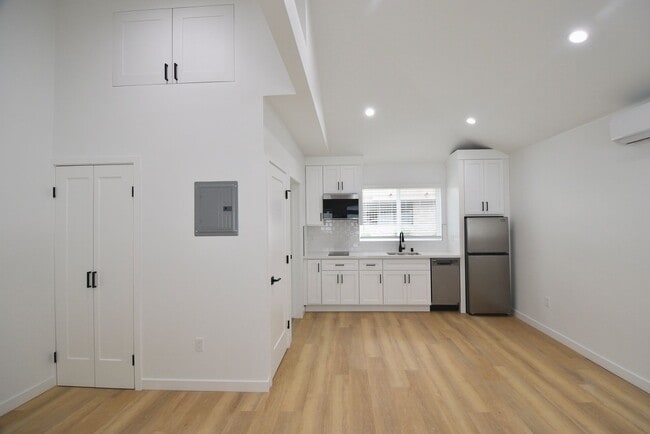 Building Photo - 10919 Camarillo St