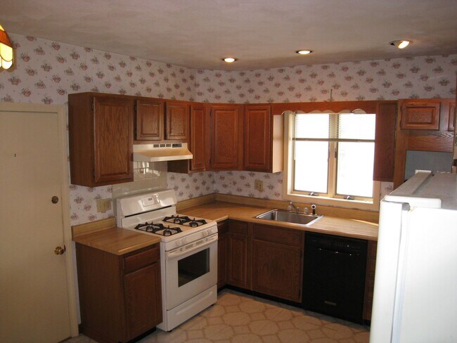 Building Photo - No Brokers Fee, In-Unit Washer and Dryer, Parking Included